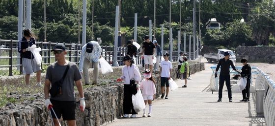 쓰레기 줍는 제주플로깅 참가자들