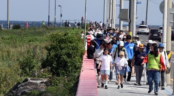 "해안가 산책하며 쓰레기 주워요"