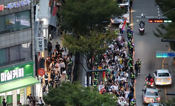 대구퀴어문화축제 참가자들의 도심 행진