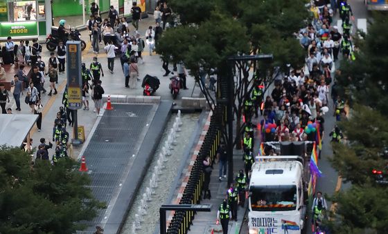 대구도심 행진하는 대구퀴어문화축제 참가자