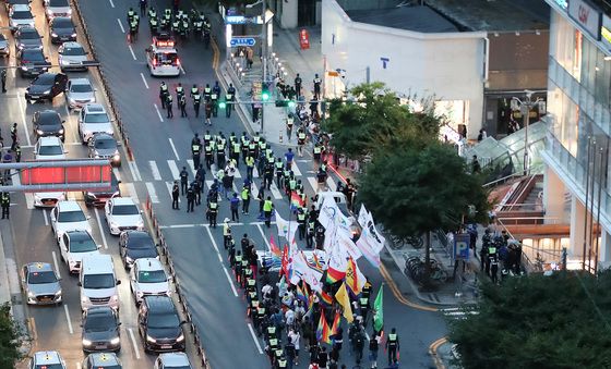 대구도심 행진하는 대구퀴어문화축제 참가자