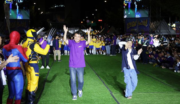 오승록 구청장·팝핀현준, 댄싱노원 거리페스티벌 신명나는 인사