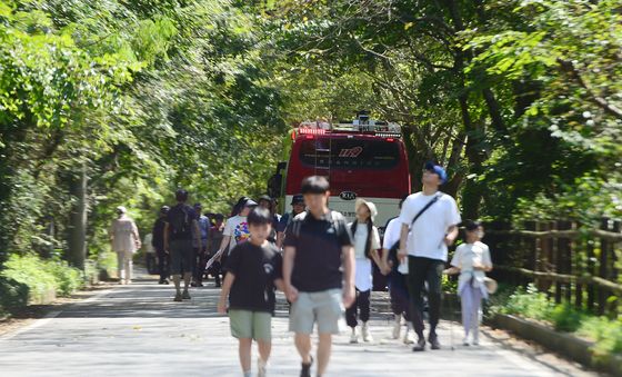 증심사 화재로 하산하는 등산객들