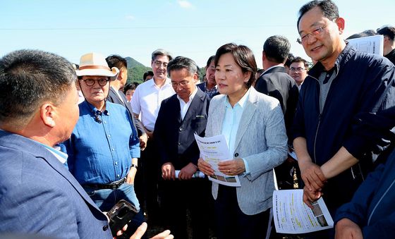 송미령 농림축산식품부 장관, 배추 작황 상태 점검