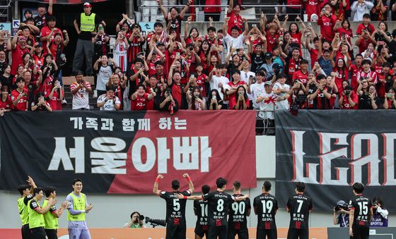 '선제골' 일류첸코, 팬들 향한 세레머니