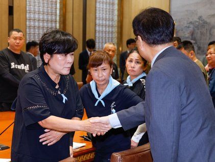 우원식 의장과 악수하는 김태윤 공동대표