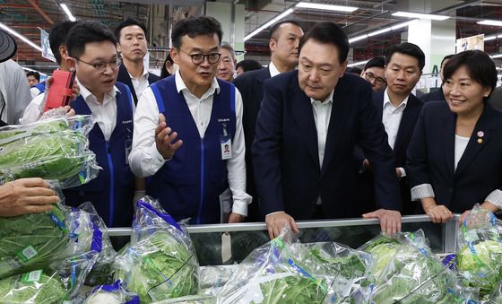 마트 간 윤 대통령  "배춧값 좀 괜찮아졌나요?"