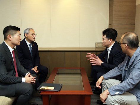 오언석 구청장, 문체부에 국기원 도봉구 이전 촉구 서명부 전달