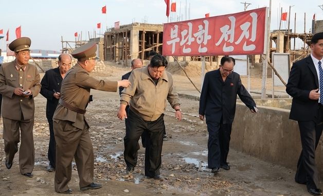 北 노동신문 "수해현장 돌아보는 애민 지도자 김정은"