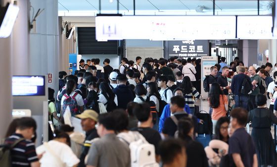 징검다리 연휴에 김포공항 '북적'