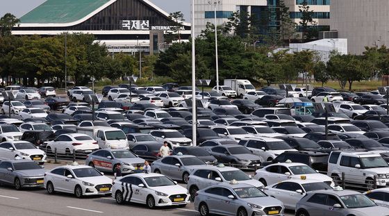 징검다리연휴에 차량 뺴곡한 공항 주차장