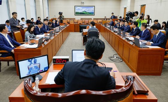 국회 환노위에서 '탄핵의 밤' 공방