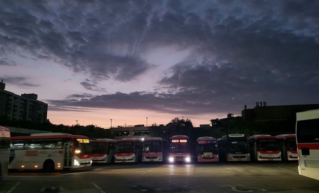 경기 버스 노사협상 타결에 파업 예고 철회…'정상 운행'