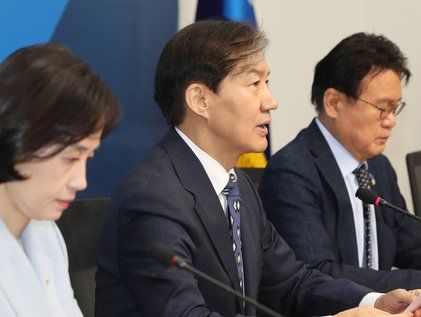 탄추위 회의 모두발언하는 조국 대표