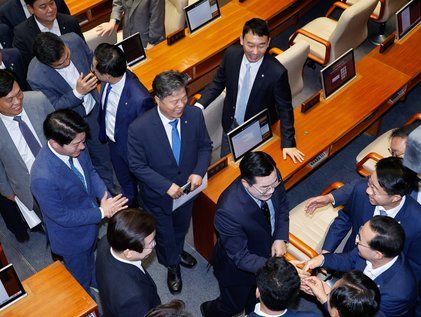 교섭단체 대표연설 마친 뒤 격려받는 박찬대