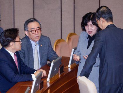 한덕수 총리와 대화하는 강정애 장관