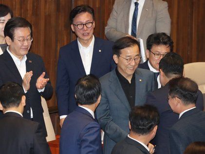 이재명 '박찬대 원내대표를 향해'