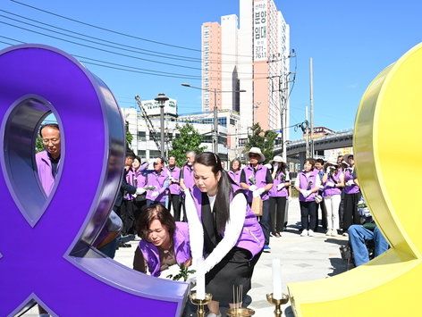 백운광장에 세워진 보라·노랑리본