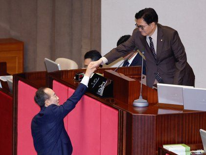 우원식 의장과 악수하는 추경호 원내대표