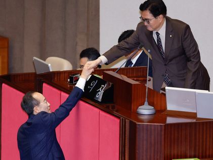 우원식 의장과 악수하는 추경호 원내대표