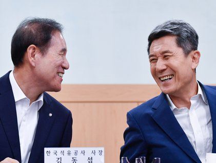 웃음꽃 핀 포항과 한국석유공사의 만남