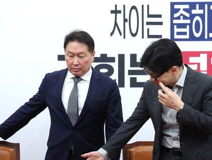 최태원 회장 자리 권하는 한동훈 대표