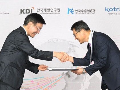 KSP 우수 수행기관 시상하는 최상목 부총리