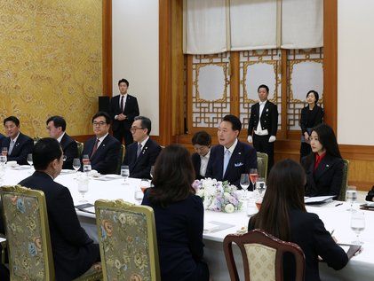 윤석열 대통령 부부, 기시다 일본 총리 부부와 만찬