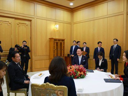 윤석열 대통령 부부, 기시다 일본 총리 부부와 차담