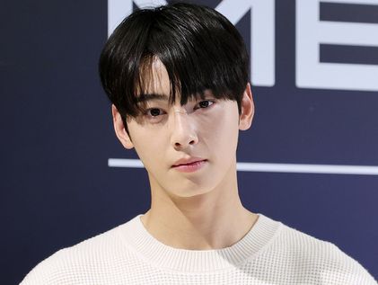 차은우, 아이컨택하며 하트