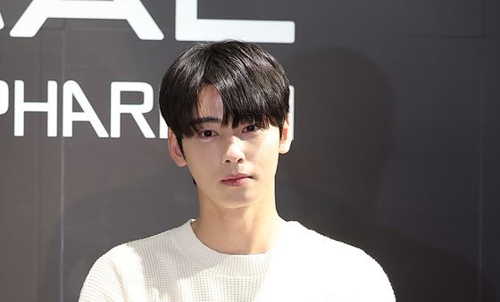 멋진 포즈 취하는 차은우