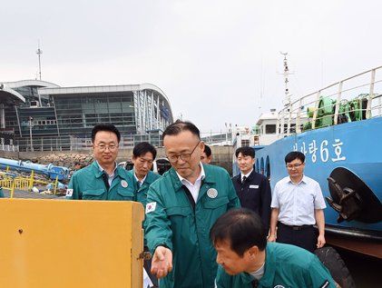 선착장 소화기 점검하는 이한경 재난안전관리본부장