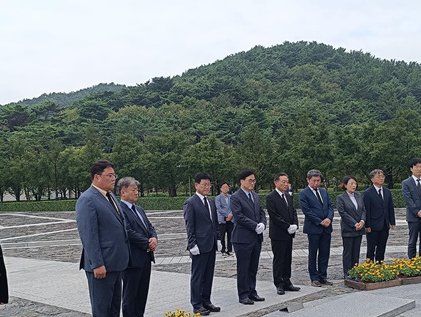 노무현 전 대통령 묘역 참배하는 우원식 국회의장