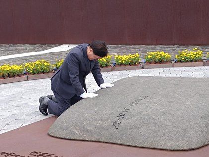 우원식 국회의장, 노무현 전 대통령 묘역 참배