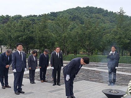 우원식 국회의장, 노무현 전 대통령 묘역 참배