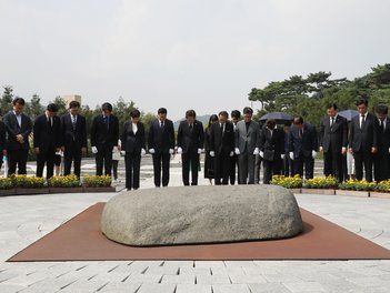 고 노무현 전 대통령 묘역 참배하는 민주당 지도부