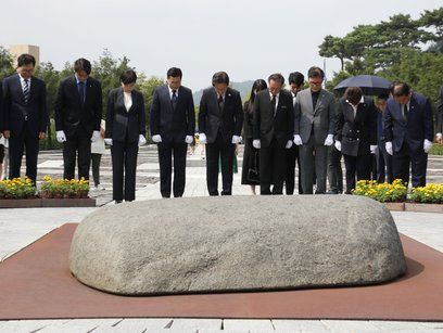 김해 봉하마을 찾은 민주당 지도부