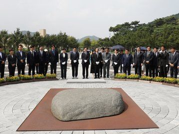 민주당 지도부, 봉하마을 고 노무현 전 대통령 묘역 참배