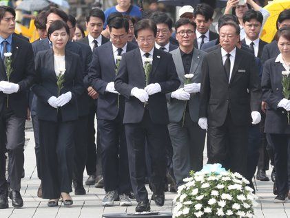 이재명 대표, 고 노무현 전 대통령 묘역 참배