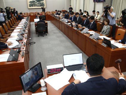 국회 운영위, 여당 불참