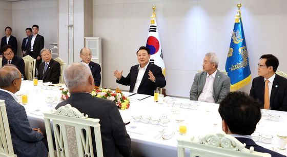 윤석열 대통령, 원자력 산업 발전 원로들과 함께 간담회