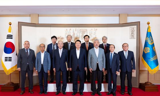 윤석열 대통령, 한국 원자력 산업 발전 원로들과 함께