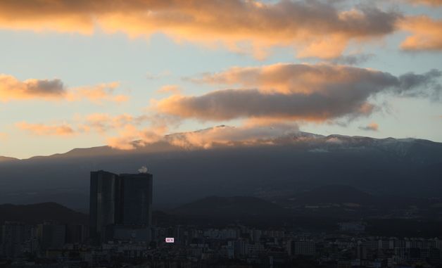 서서히 붉게 빛나는 제주 한라산