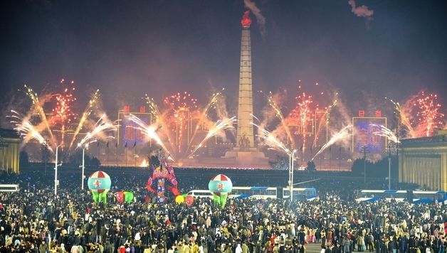 평양 하늘에 펄럭이는 인공기…"경축 축포 일제히 터져"