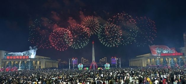 "조국의 부강번영 기원"…북한, 신년 맞이 국기 게양식 진행