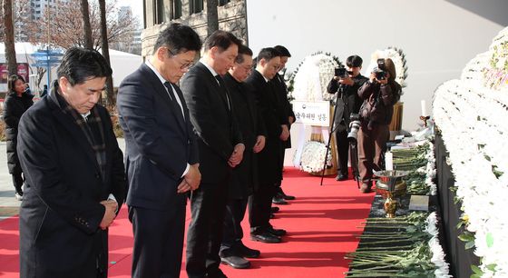 최태원 회장, 제주항공 여객기 사고 희생자 합동분향소 조문