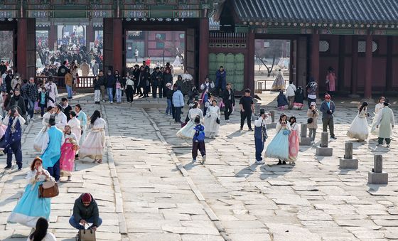 연초 분위기 사라진 고궁