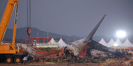 처참한 추락 항공기 사고 현장