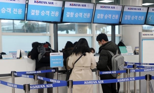 제주 떠날 비행기표 구하는 승객들