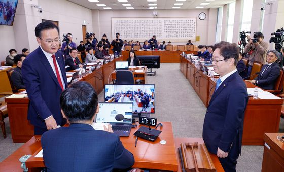 정청래 법사위원장과 대화하는 여야 간사